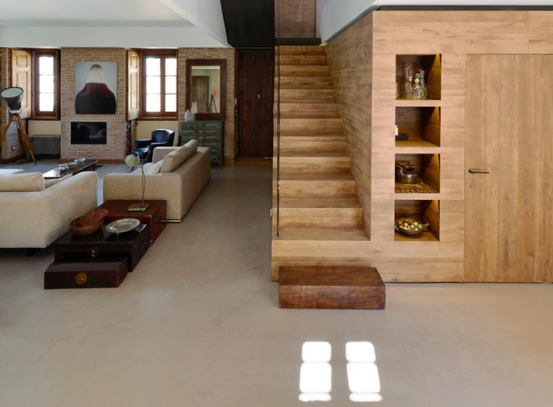 Escalier en bois sur un sol en céramique blanche