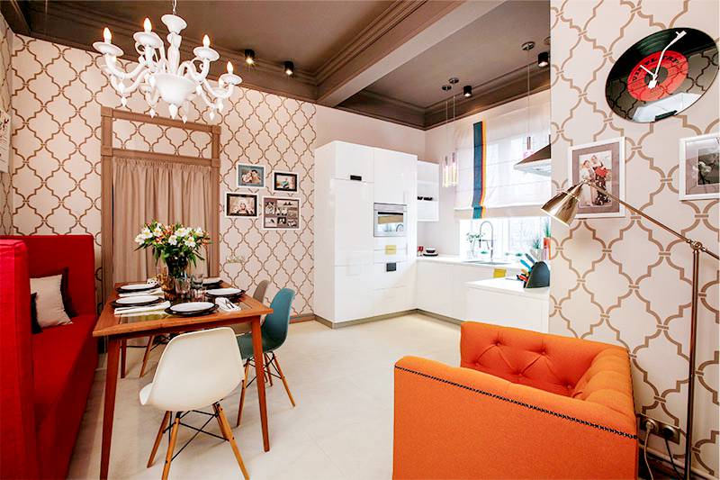 18 kvadrātmetru lielas virtuves un viesistabas dizains ar U formas izkārtojumu