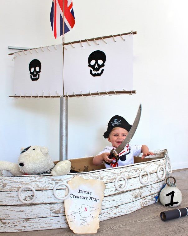 Nave di cartone per una festa pirata per bambini