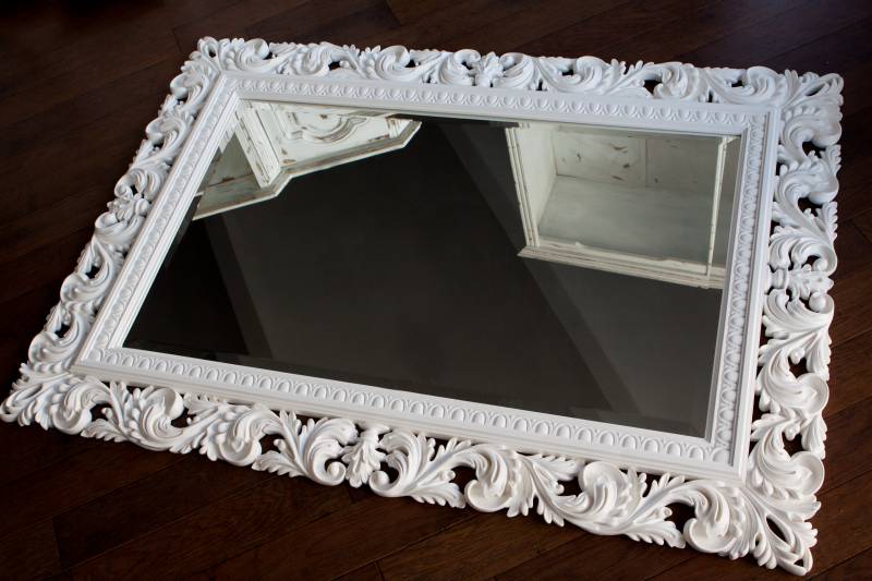 Miroir en stuc dans un cadre blanc