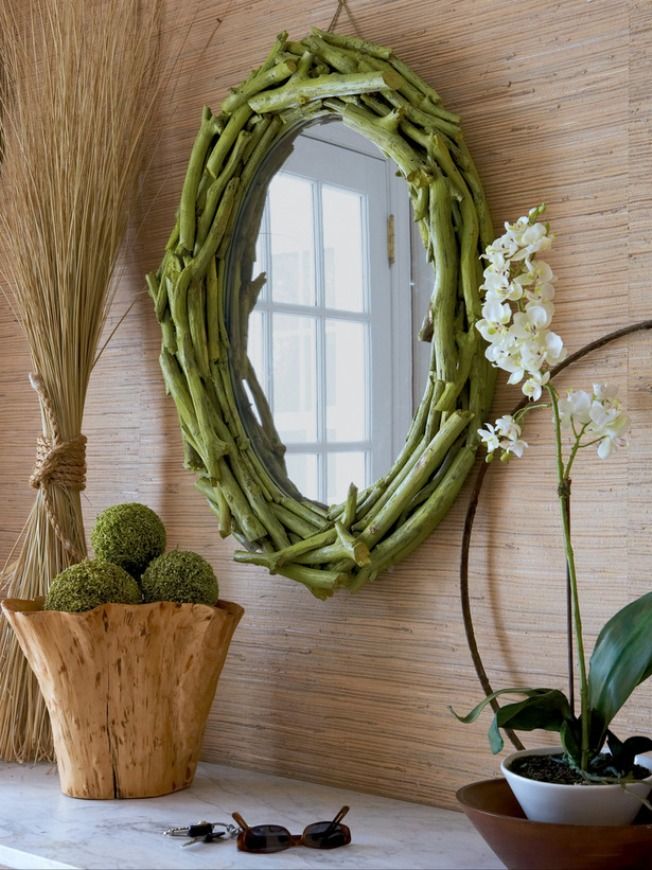 Cornice fatta in casa dai rami su uno specchio ovale