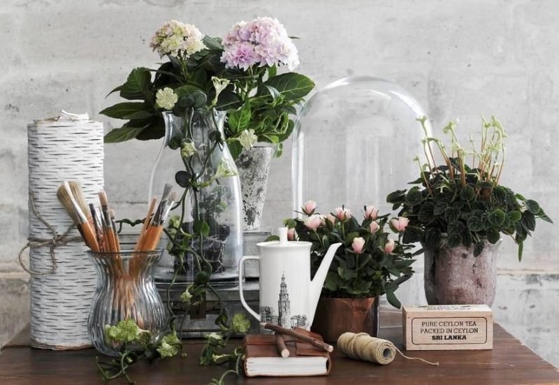 Composition avec des fleurs fraîches sur une petite table