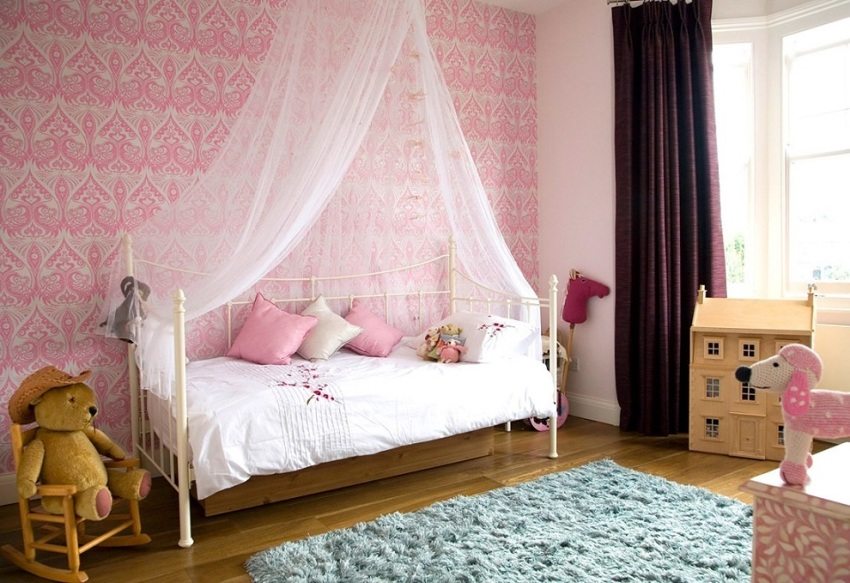 Papier peint rose dans la chambre du bébé