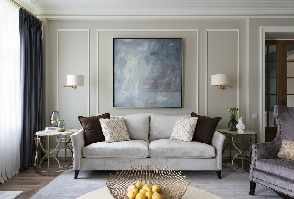 تصميم غرفة المعيشة الكلاسيكية مع أريكة رمادية.