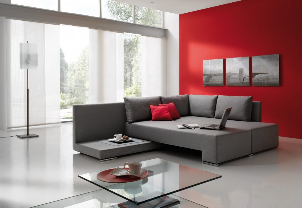 اللون الأحمر كلكنة في تصميم غرفة المعيشة