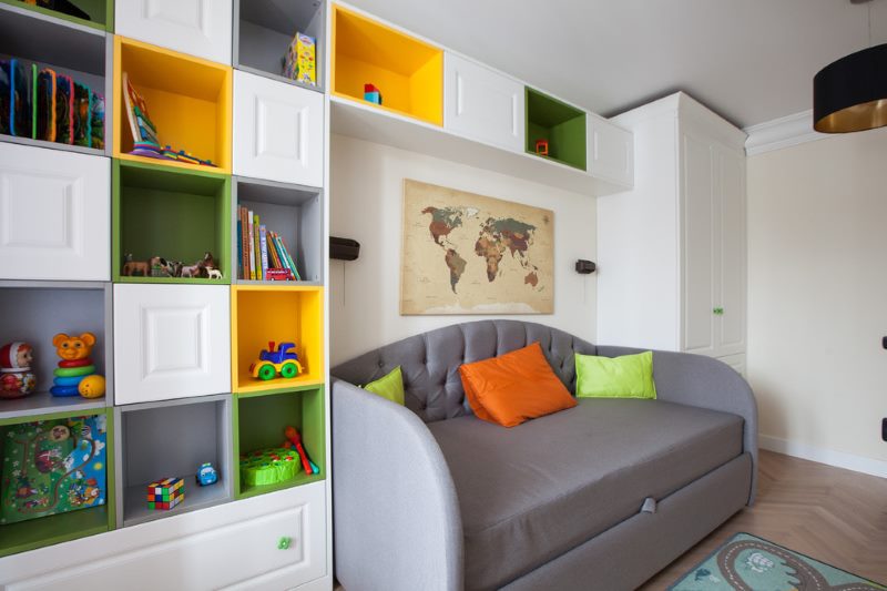 Maža pilka sofa vaikų kambaryje