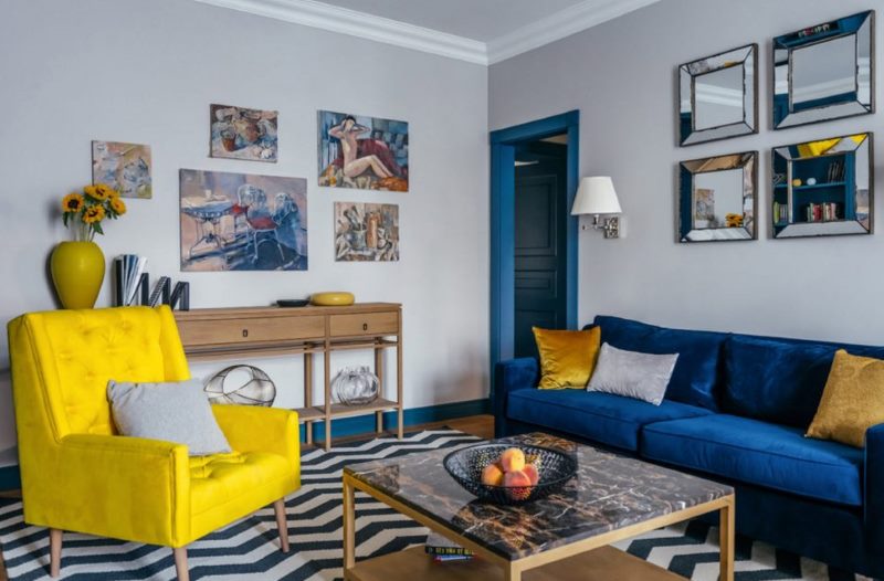 Chaise longue jaune avec canapé bleu