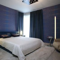 Rideaux bleus dans une chambre moderne