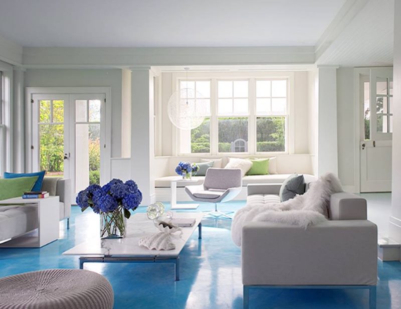 Plancher bleu clair dans le salon moderne d'une maison privée