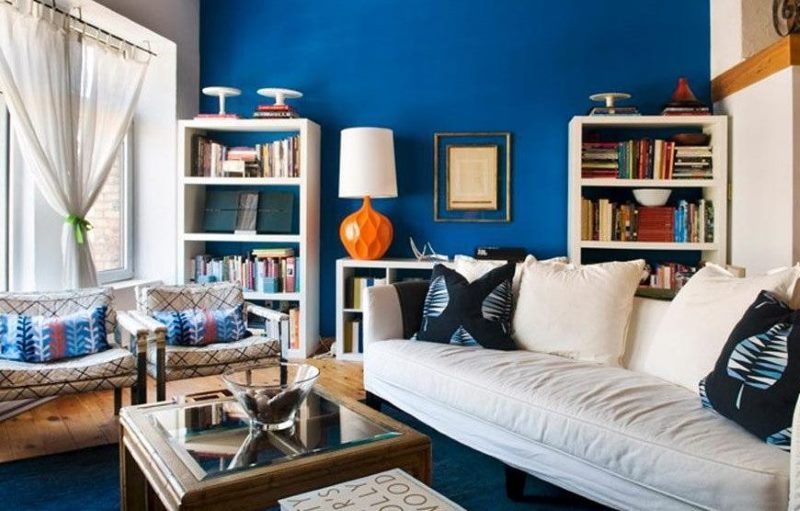 Canapé blanc dans le salon avec sol et mur bleus