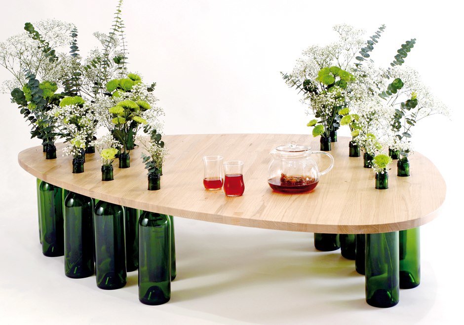 Table basse en MDF et bouteilles de vin