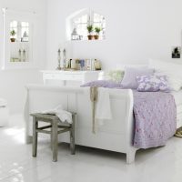 Couvre-lit lilas sur un lit blanc