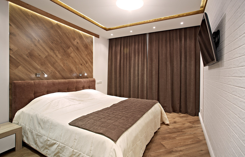 Chambre moderne avec rideaux marron
