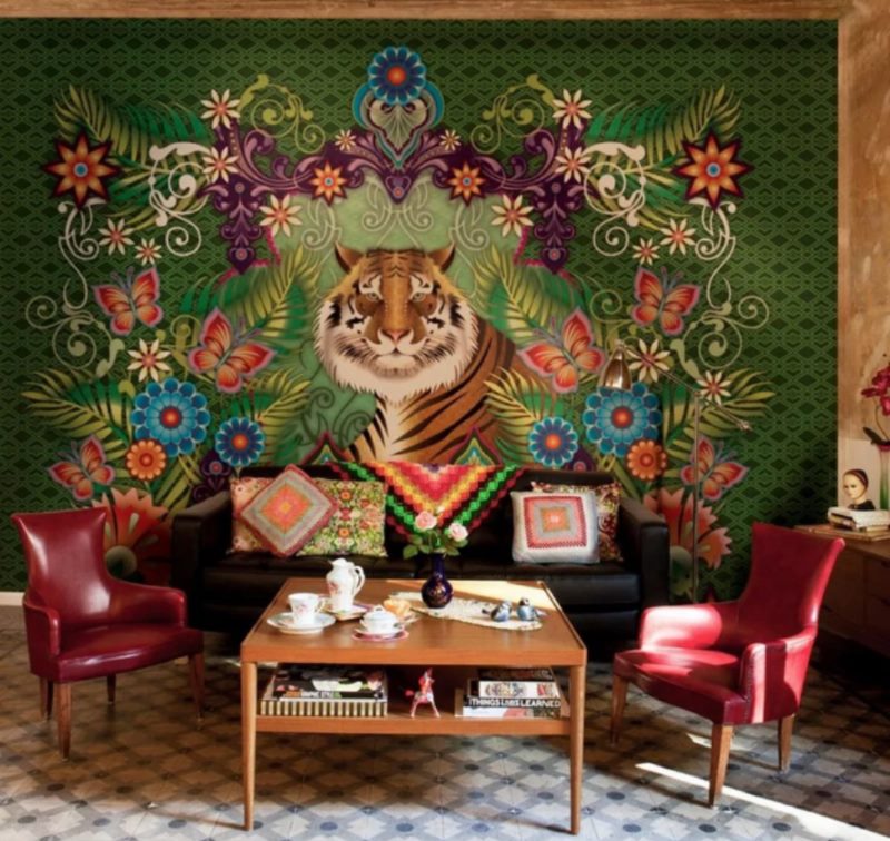 Tapis avec un tigre sur le mur du salon dans le style du kitsch.
