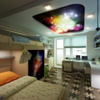 Cielo stellato sul soffitto di una camera per bambini