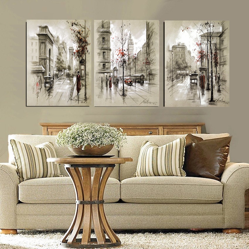 Három festmény a nappali kanapén