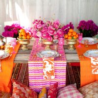 Tovaglie arancioni sul tavolo festivo