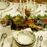 Candele e uva sul tavolo festivo