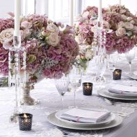 Decorazione da tavola con fiori lilla