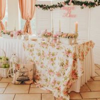 Table de fête avec une nappe colorée