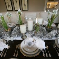 Fiori di primavera in vasi sul tavolo da pranzo