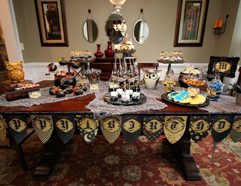 Gufo e altre decorazioni a tema sul tavolo nello stile di Harry Potter