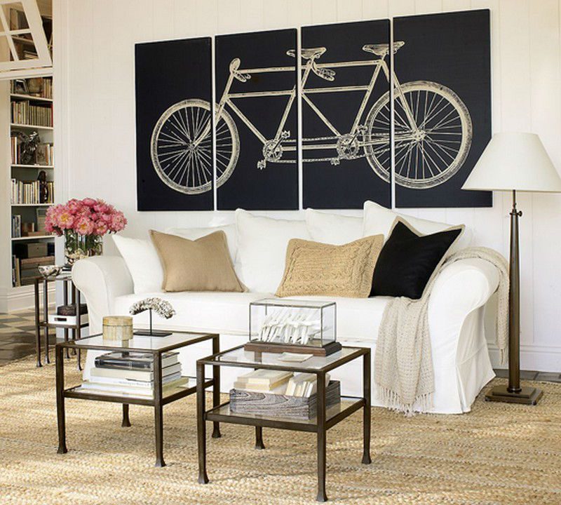 Bicicletta su un'immagine modulare all'interno del soggiorno