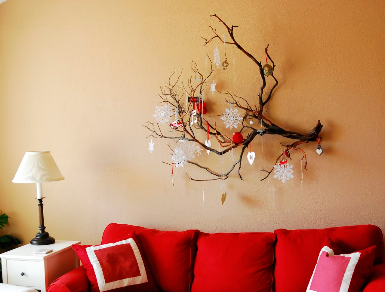 Composition décorative de branches sur le mur du salon