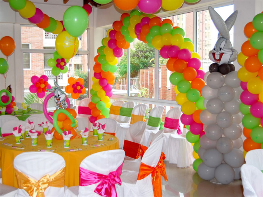Decorazioni della stanza con palloncini colorati per un compleanno