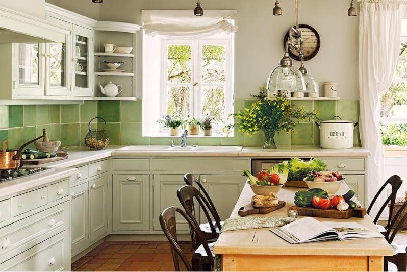 Tablier en céramique vert dans la cuisine dans le style de la Provence