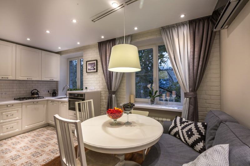 Virtuves-dzīvojamās istabas dizains ar pelēkiem aizkariem