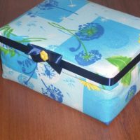 Nastro blu con fiocco su una scatola di cartone