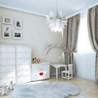 غرفة للأطفال مع ستائر منقطة رمادية اللون