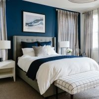 Дизайнът на акцентната стена на спалнята в синьо