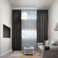Dizajnirajte malu dnevnu sobu s tamno sivim zavjesama