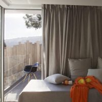 Проектирайте малка спалня със сиви пердета
