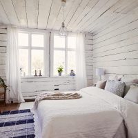 Intérieur d'une chambre dans une maison en bois