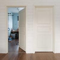 Portes blanches dans le couloir d'une maison privée