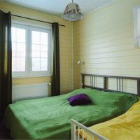 Couvre-lit vert dans la chambre d'une maison privée