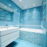 Baltas vonios kambario indas su mėlynomis plytelėmis