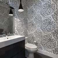 Tapeta s crnim ornamentom na zidu kupaonice