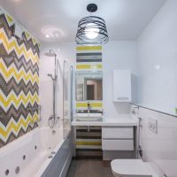 Világos mozaik mintázat a fürdőszoba falán