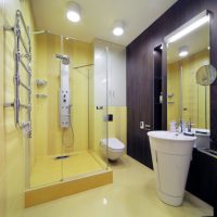 Dzeltena flīze uz dušas sienas