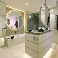 Apaļie spoguļi vannas istabas dizainā