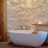Wanddecoratie in natuursteen badkamer
