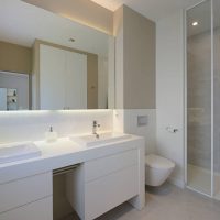 Vonios kambario dizainas su dviem kriauklėmis