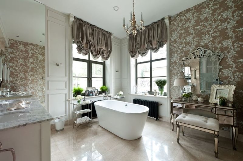 Fehér fürdő egy szobában, szürke függönyökkel
