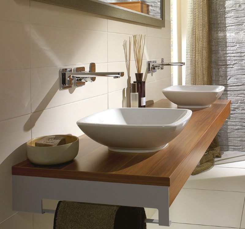 Dva površinska sudopera s drvenim oblogama