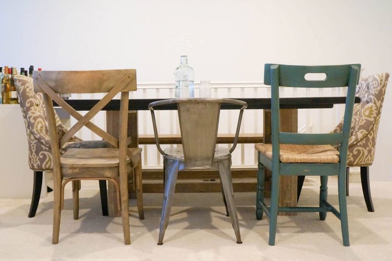 Différentes chaises à la table