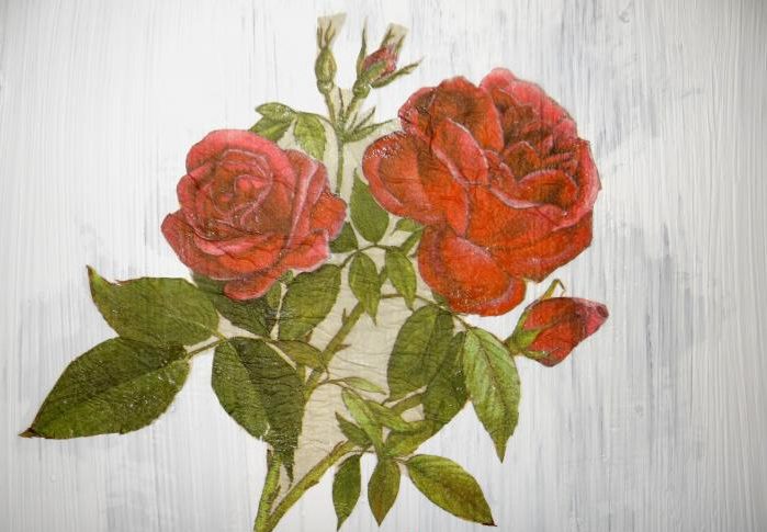 Dessin de roses sur la surface peinte d'un ancien meuble